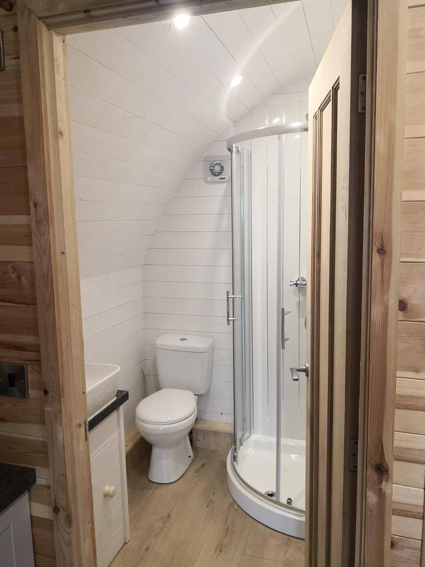Pond View Pod 1 With Outdoor Hot Tub - Fife - Loch Leven - Lomond Hills Villa Kelty Exterior photo